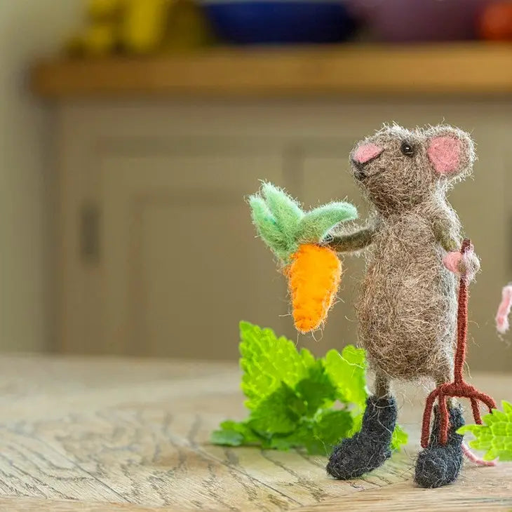 Handcrafted Gardener Felt Mouse, Nepal